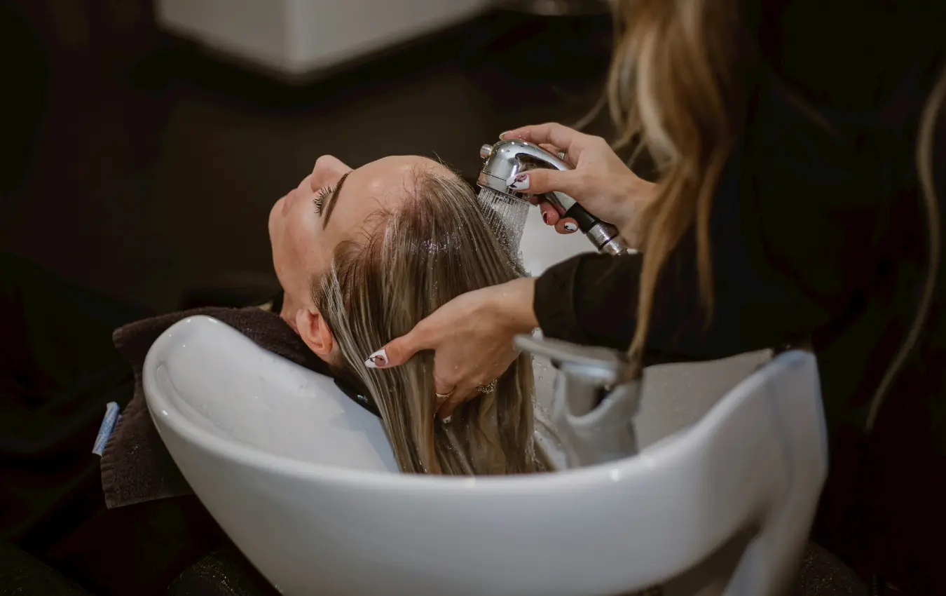 Lavado de cabello en Dominick Salon de belleza en lima